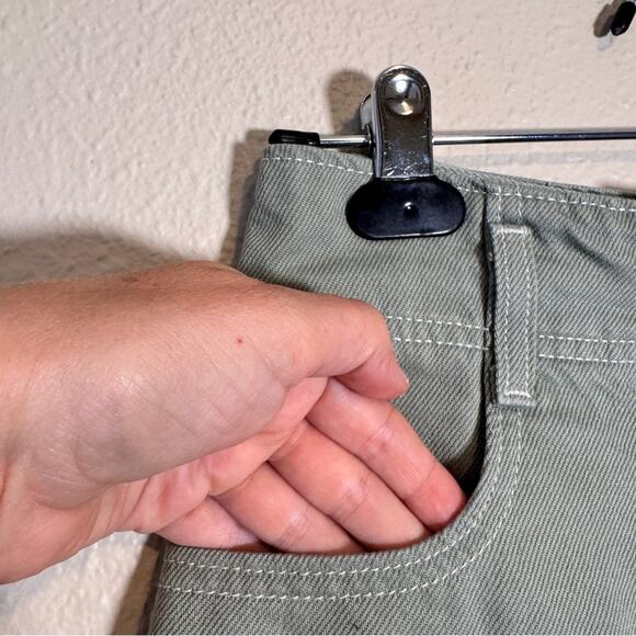 Levi’s Sage Green High Waisted Mom Jean Shorts Womens 24 Classic Beachy Summer - Picture 2 of 8